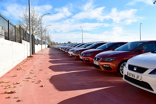 Fila de coches de renting de ocasión para comprar